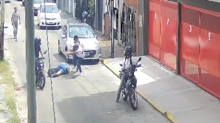 Uno de los albañiles se abalanzó sobre un delincuente.