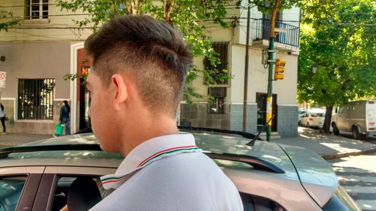 Uno de los alumnos libres, con el típico corte de moda.