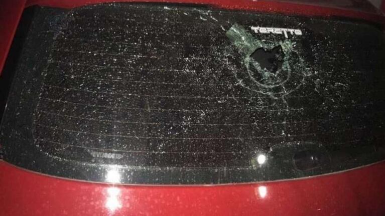 Uno de los autos de los jugadores que fueron atacados.