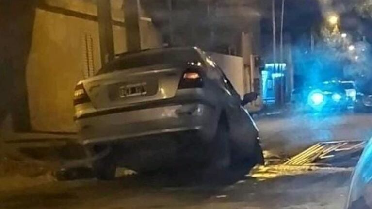 Uno de los autos que se topó con el pozo en Villa El Libertador.