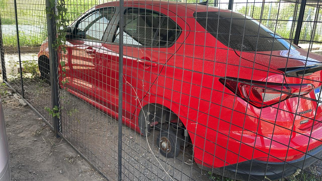 Uno de los autos robados en un complejo de barrio Marqués.