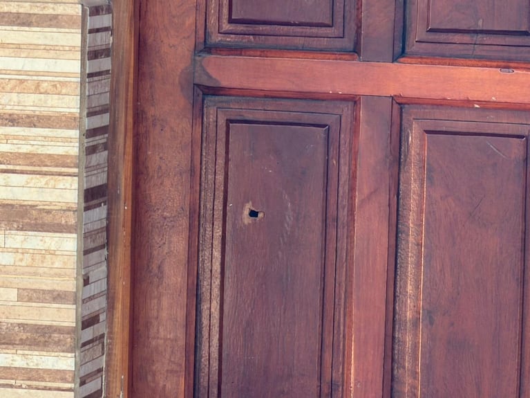 Uno de los balazos en la casa de la víctima.
