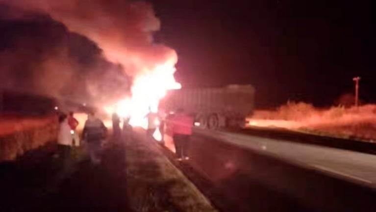 Uno de los camiones se incendió por el choque en el trayecto entre Inriville y Monte Buey.