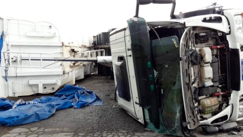 Uno de los camiones volcado sobre un costado de la Ruta 3.