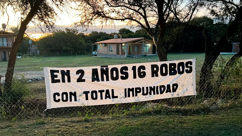 Uno de los carteles que Javier Amato colgó en la entrada de su casa.