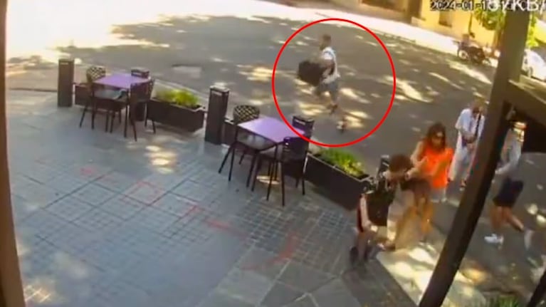 Uno de los cuatro ladrones huyó con el bolso.
