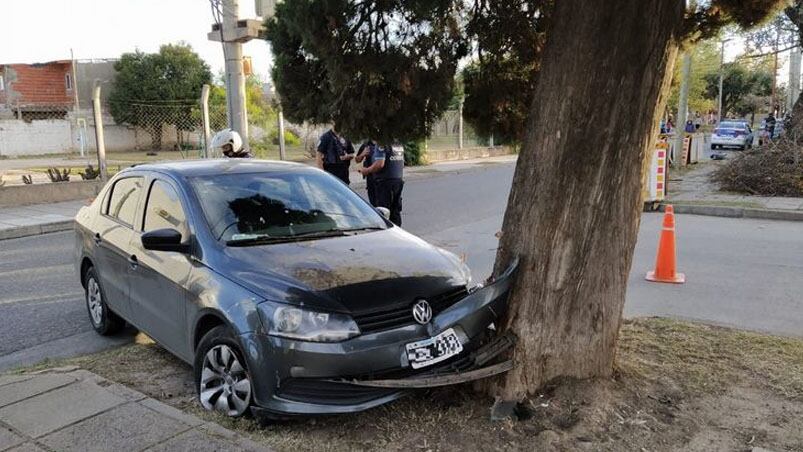 Uno de los delincuentes fue capturado tras chocar contra un árbol. Foto: Cadena 3.