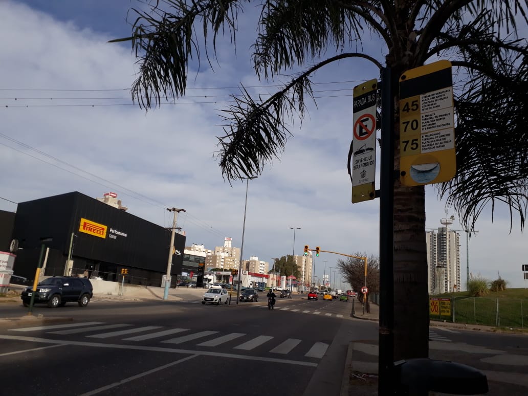 Uno de los delincuentes le disparó y se salvó de milagro. 