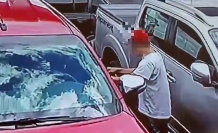 Uno de los delincuentes quedó filmado en primera plana.