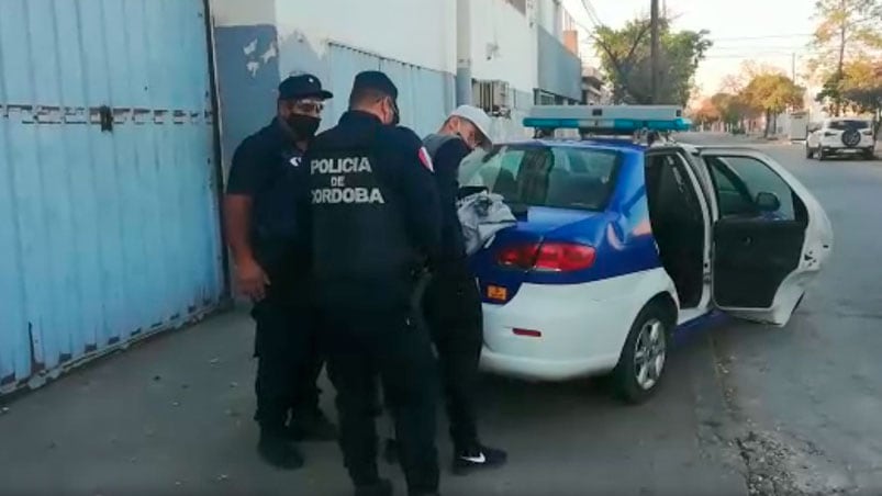 Uno de los detenidos durante el operativo en barrio Yapeyú.