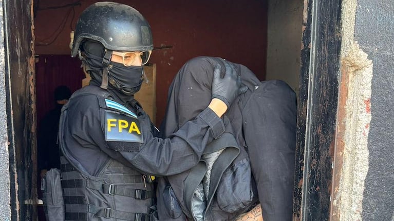 Uno de los detenidos durante los procedimientos en barrio Miralta.