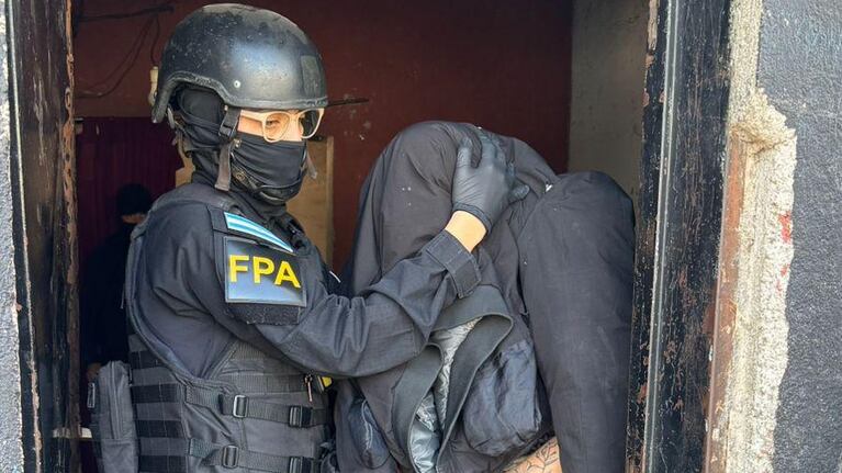 Uno de los detenidos durante los procedimientos en barrio Miralta.
