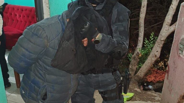 Uno de los detenidos mientras se lo llevaba personal de la FPA.