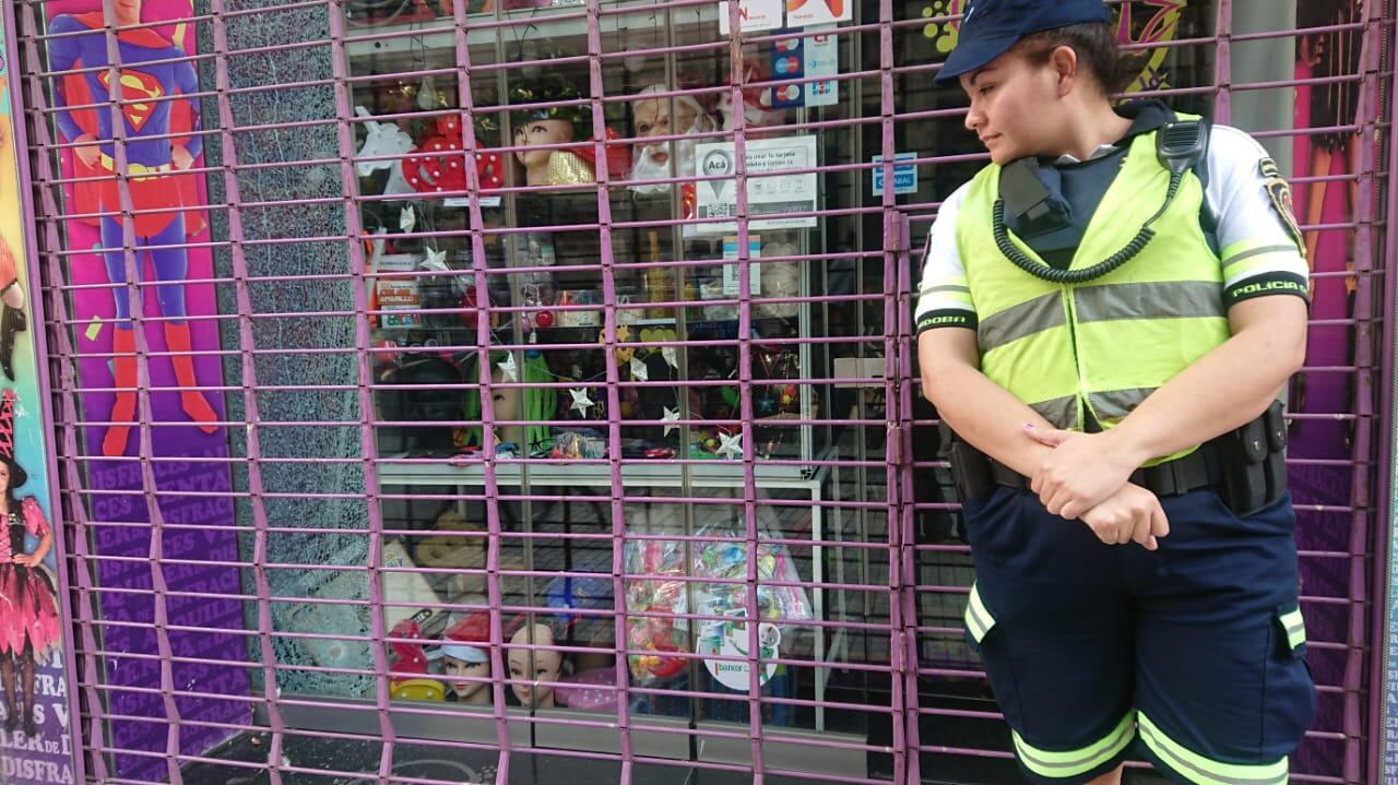 Uno de los disparos pegó en una vidriera durante la persecución.