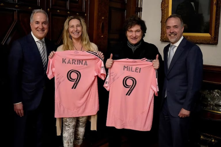 Uno de los dueños del Inter Miami le regaló a Milei una camiseta con la firma de Messi: “El más grande”