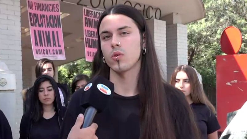 Uno de los jovenes en plena protesta.