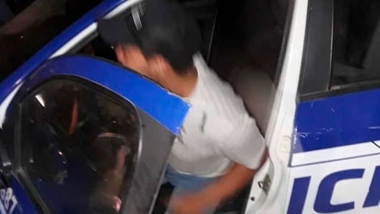 Uno de los jóvenes saltó en el marco de la puerta y se subió al patrullero. (Foto: Cruz Alta Noticias)