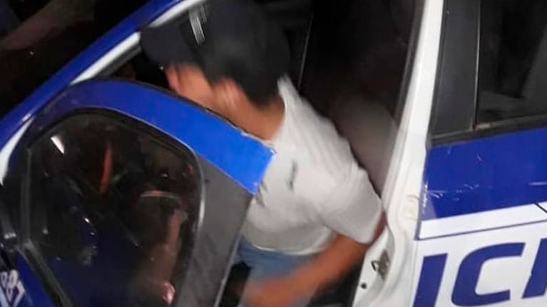 Uno de los jóvenes saltó en el marco de la puerta y se subió al patrullero. (Foto: Cruz Alta Noticias)