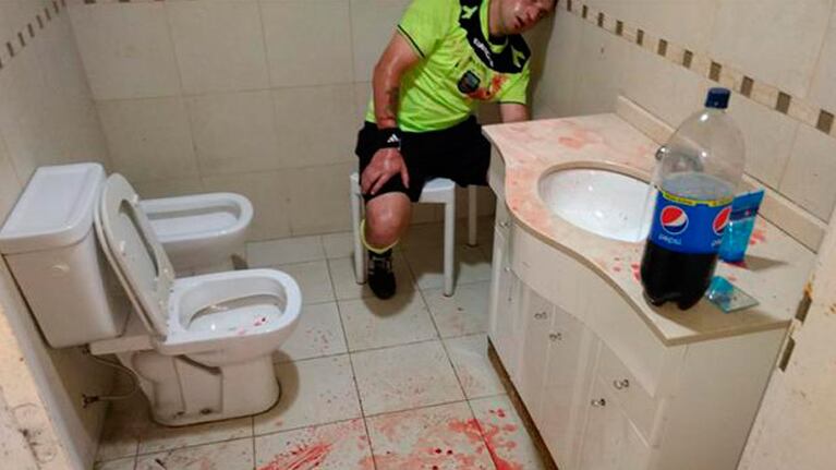 Uno de los jueces golpeados por los hinchas en Pergamino.