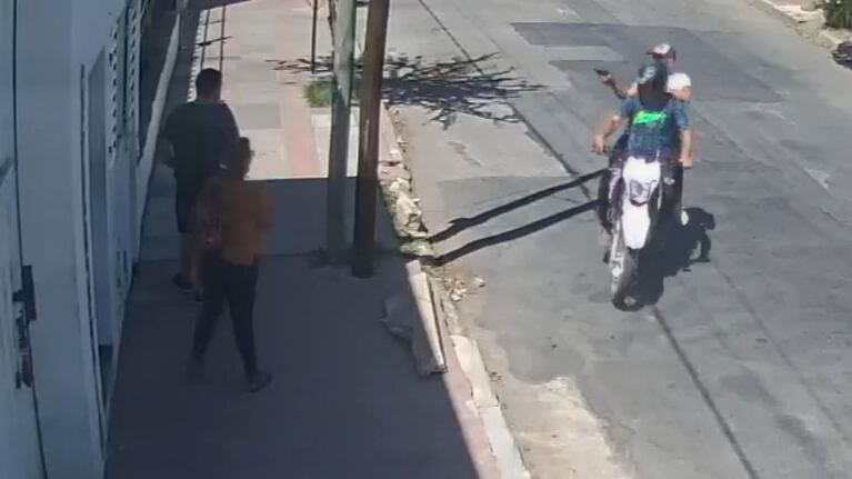 Uno de los ladrones sacó un arma para intimidar a las víctimas.