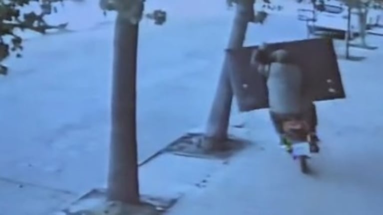 Uno de los ladrones terminó en el piso y su cómplice lo dejó solo.