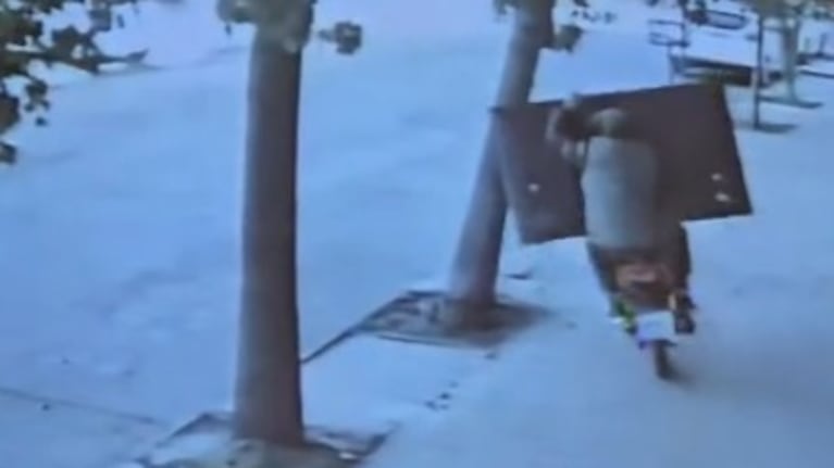 Uno de los ladrones terminó en el piso y su cómplice lo dejó solo.