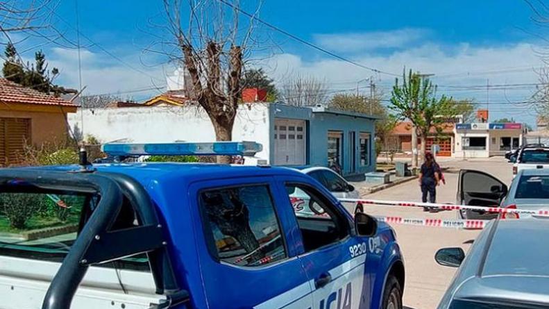 Uno de los ladrones tomó como rehén a un policía.