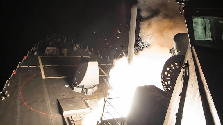 Uno de los misiles Tomahawk lanzados contra Siria, en una imagen difundida por el Pentágono.
