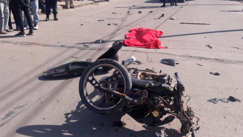 Uno de los motociclistas perdió la vida en el lugar del siniestro. Foto: Gentileza Sintonía 102.5