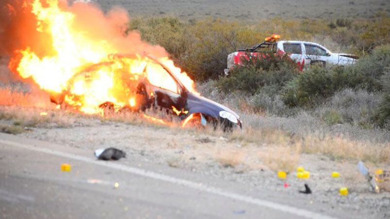 Uno de los ocupantes tiró por la venta al bebé antes de morir calcinado en la ruta de Río Negro.