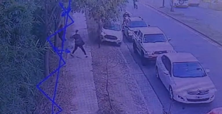 Uno de los peatones alcanzó a dar un salto para esquivar la Ford EcoSport.