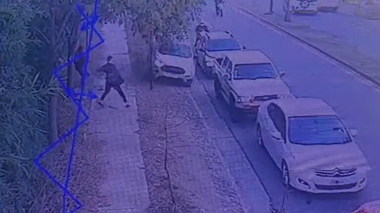 Uno de los peatones alcanzó a dar un salto para esquivar la Ford EcoSport.