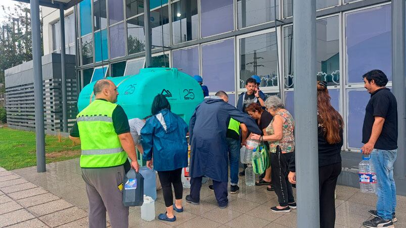 Uno de los puestos de hidratación en la zona sur de la ciudad. Foto: Juan Pablo Lavisse/El Doce.