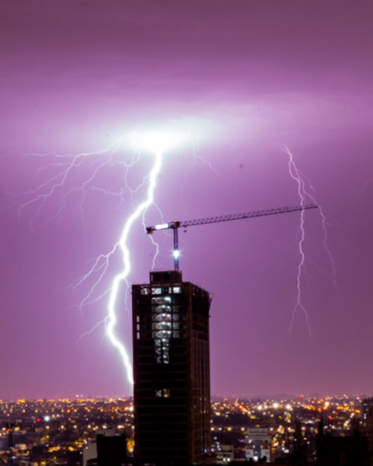 Uno de los rayos fotografiados este lunes a la noche en Córdoba.
