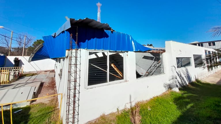 Uno de los techos volados por el viento en Córdoba. Foto: Mateo Lago / El Doce.