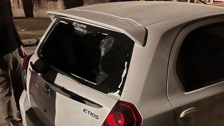 Uno de los Toyota Etios violentados en barrio Urca.