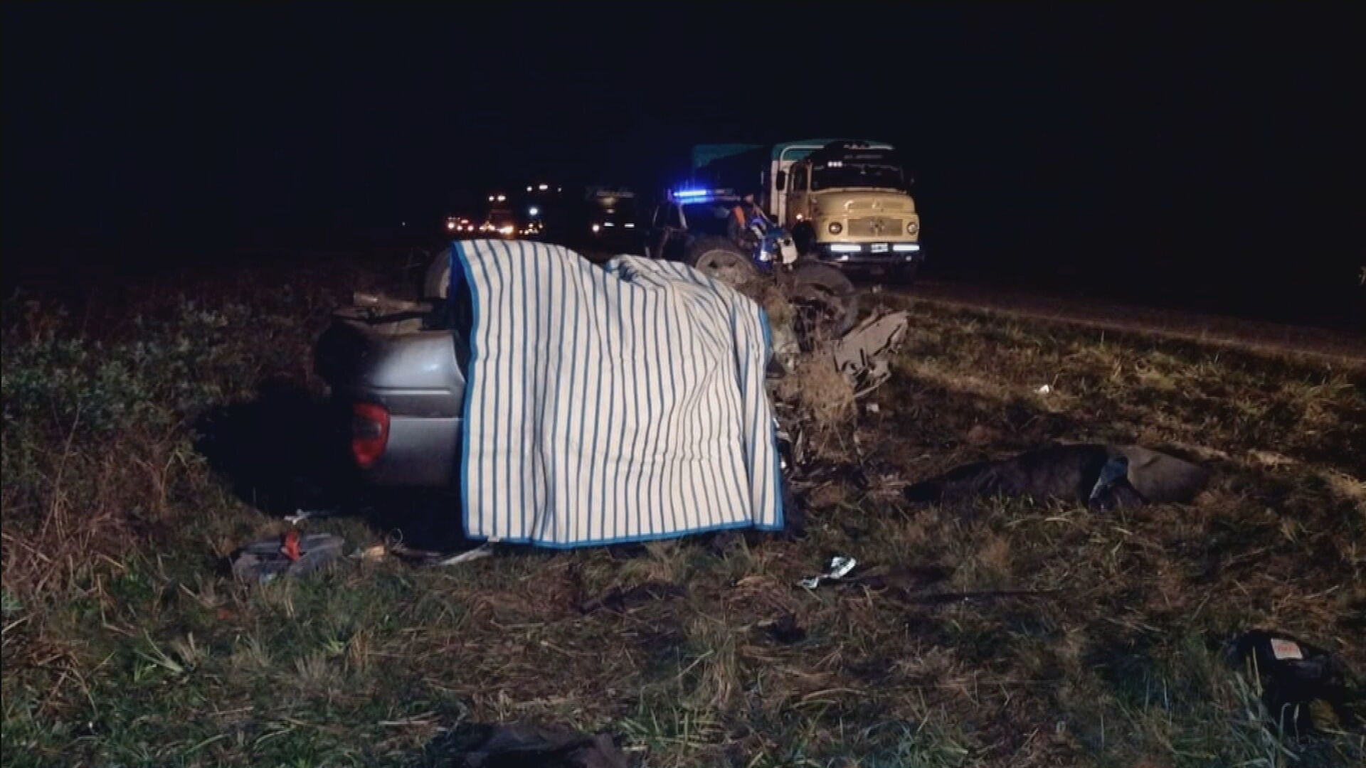 Uno de los vehículos quedó destruido tras el impacto. (Foto: gentileza La Pirámide)