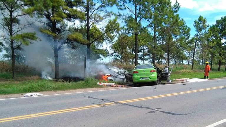 Uno de los vehículos se incendió por completo tras el impacto.