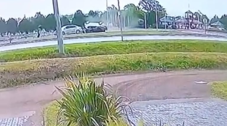 Uno de los vehículos terminó con las cuatro ruedas para arriba tras despistar y volcar.