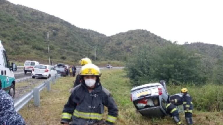 Uno de los vuelcos ocurrió en la Ruta Provincial A073, Camino a las 100 Curvas.