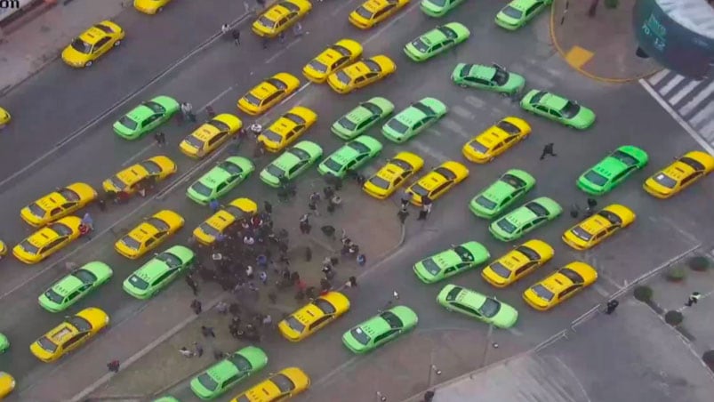 Unos 200 taxis y remises bloquearon el tránsito en la zona.