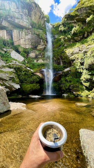 Unos mates frente a la cascada, tarea obligada.