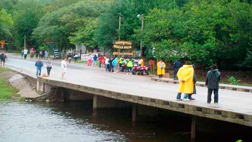 Unos  turistas observaron cómo la mujer le pegaba a la criatura.