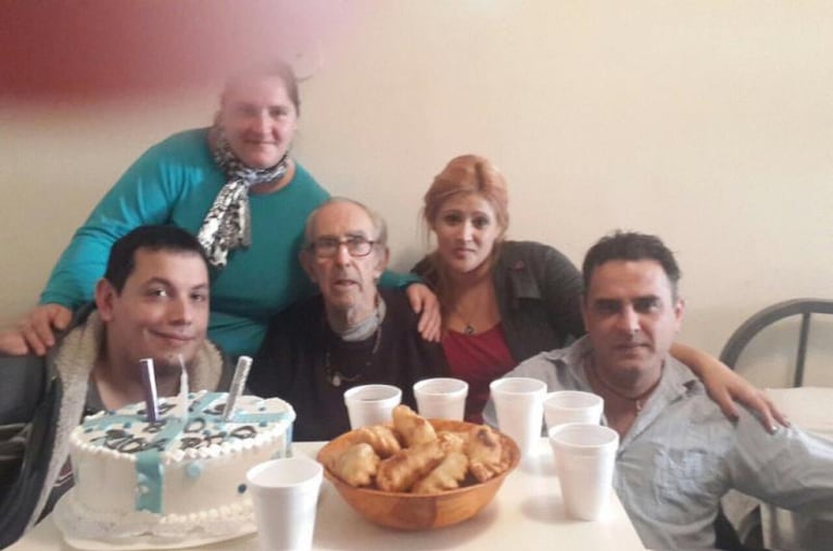 Unos vecinos armaron una fiesta por los 80 años de Ricardo Barrera