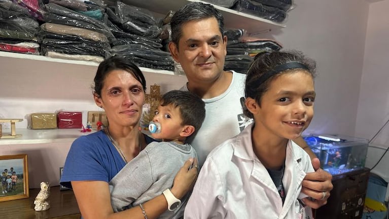 Uriel y su familia, emocionados por la ayuda del público de El Doce.