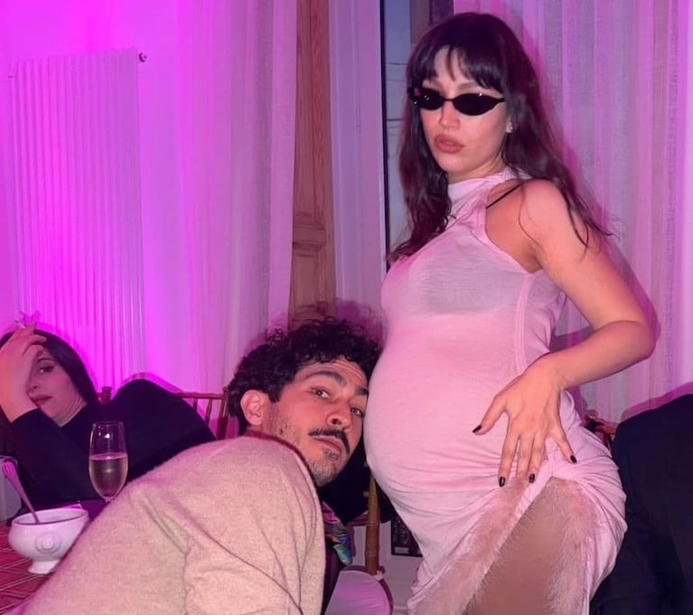 Úrsula Corberó muestra su panza de siete meses y Chino Darín la acaricia con su cabeza, dos meses antes del nacimiento de Dante.