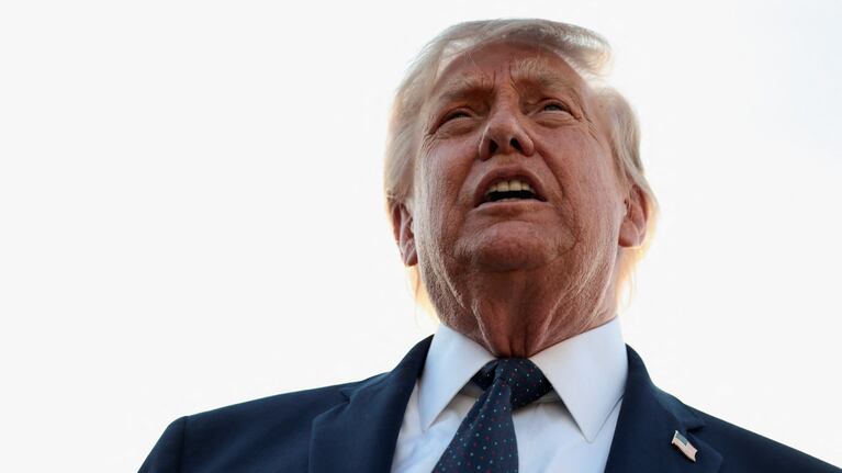 U.S. President Donald Trump arrives at Paris Orly airport, following the G7 Summit, in Orly, France, June 17, 2026. REUTERS/Evelyn Hockstein