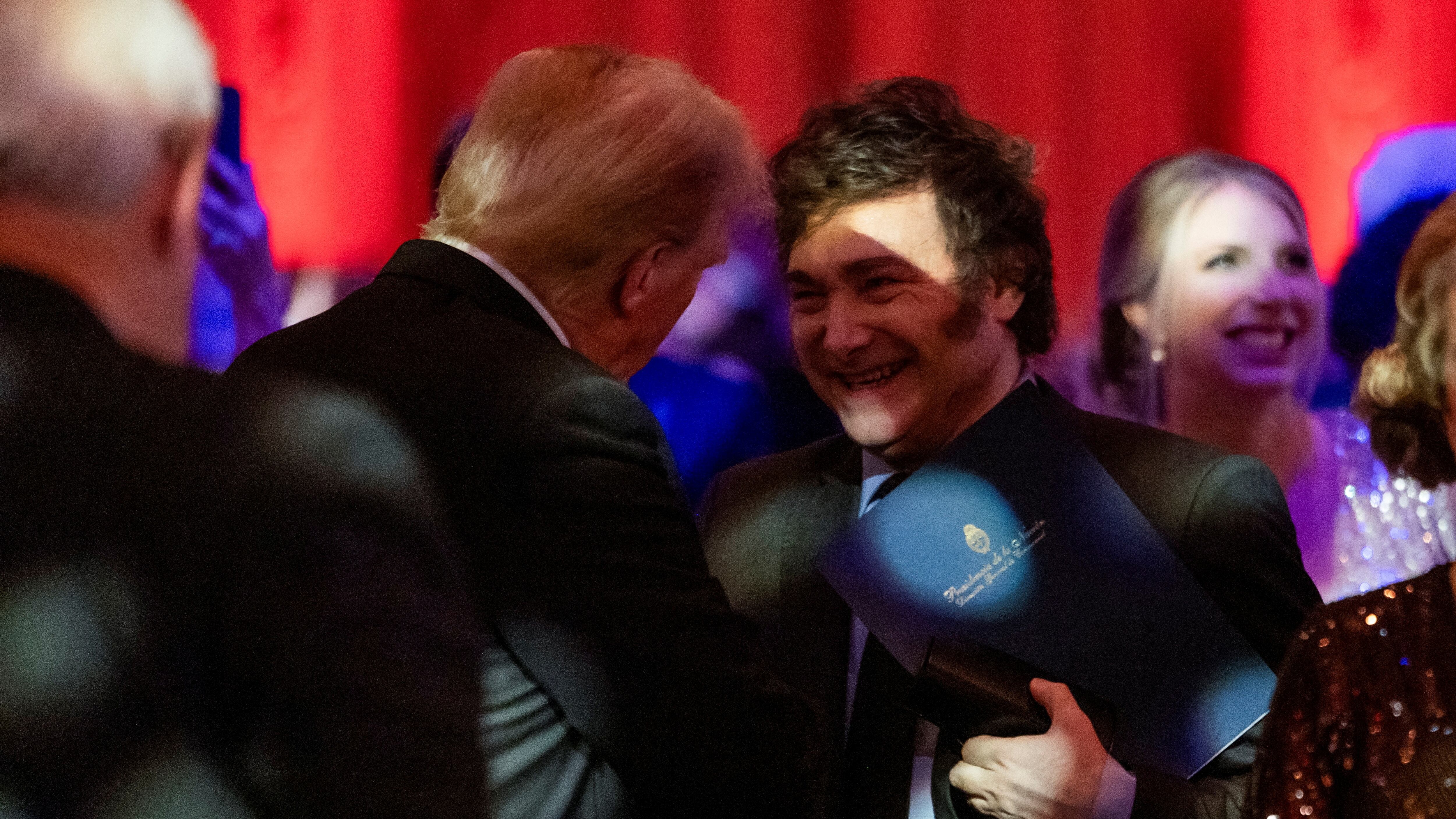 U.S. President-elect Donald Trump shakes hands with Argentine President Javier Milei at the America First Policy Institute (AFPI) gala at Mar-A-Lago in Palm Beach, Florida, U.S., November 14, 2024. REUTERS/Carlos Barria     TPX IMAGES OF THE DAY