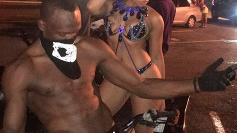 Usain Bolt se divierte en la calle con una morena despampanante.