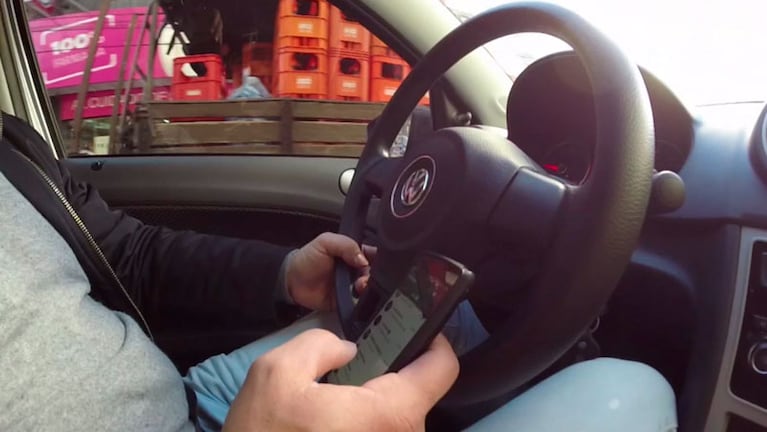 Usar el teléfono al volante genera riesgos más graves de lo pensado.